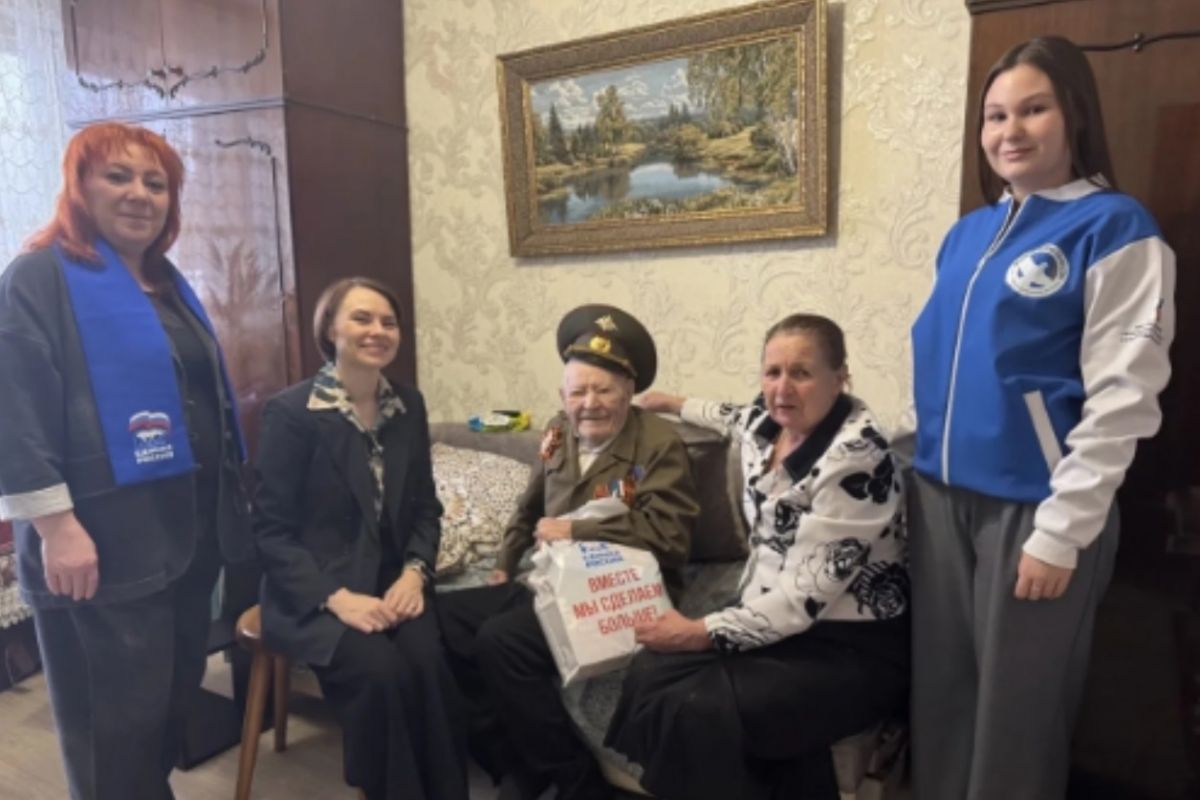 Юлия Оглоблина поздравила ветерана Великой Отечественной войны с наступающими праздниками