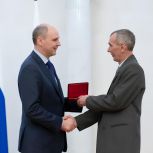 Денис Паслер вручил государственные и региональные награды 32 выдающимся уральцам