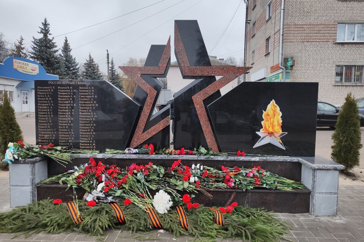 В Год защитника Отечества в Навле открыли памятный знак «Памяти Героев – защитников Отечества»