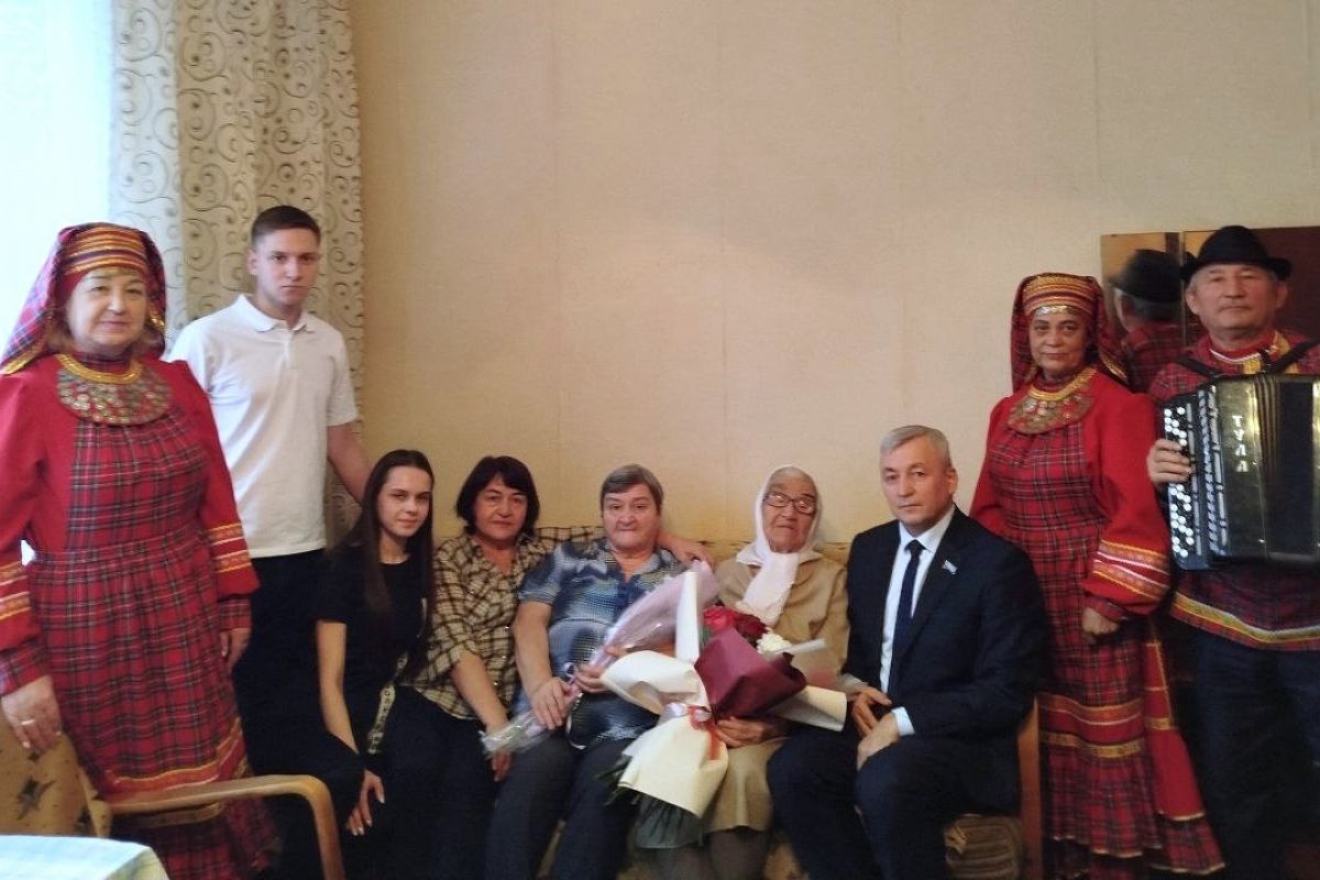 В Заинске труженицу тыла поздравили с 95-летним юбилеем