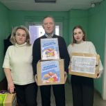 Нязепетровские партийцы передали Коробки храбрости в окружную больницу