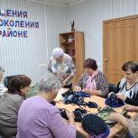 Уйские активисты и ветераны плетут маскировочные нашлемники для бойцов СВО