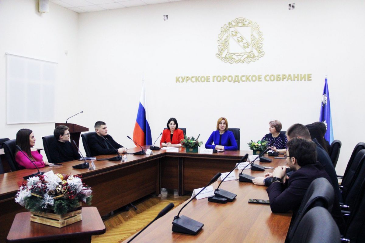 Елена Беседина поблагодарила молодёжный совет при горсобрании за активную работу