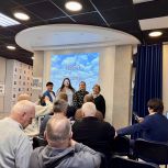 Сторонники партии поздравили парашютистов с праздником