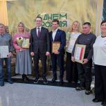 Владислав Зырянов вручил участникам агродиктанта  благодарственные письма на «Дне урожая»