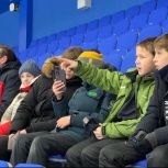 В Иркутске «Единая Россия» для детей, находящихся под опекой, организовала поездку на хоккейный матч