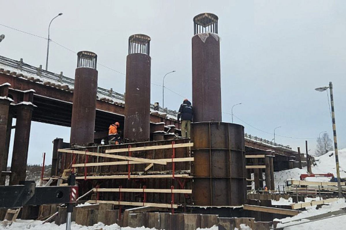 В Вельском районе продолжается капремонт моста через реку Вель