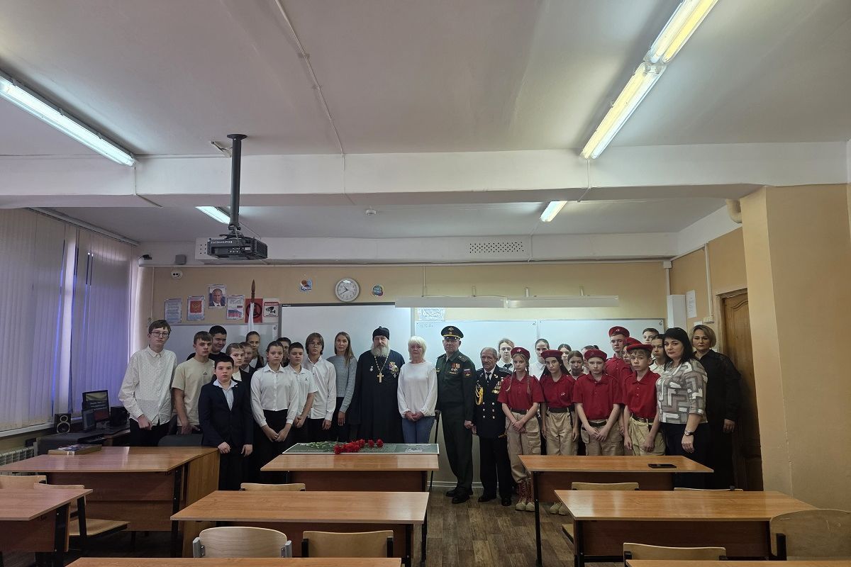 В Сасове Рязанской области «Единая Россия» установила Парту Героя в честь бойца СВО