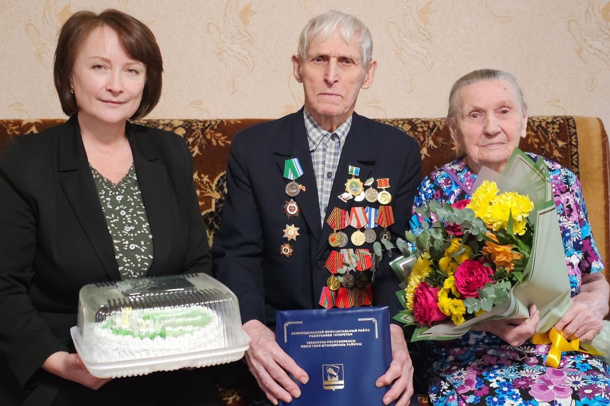 Единороссы Зеленодольска поздравили ветерана с 99-летием