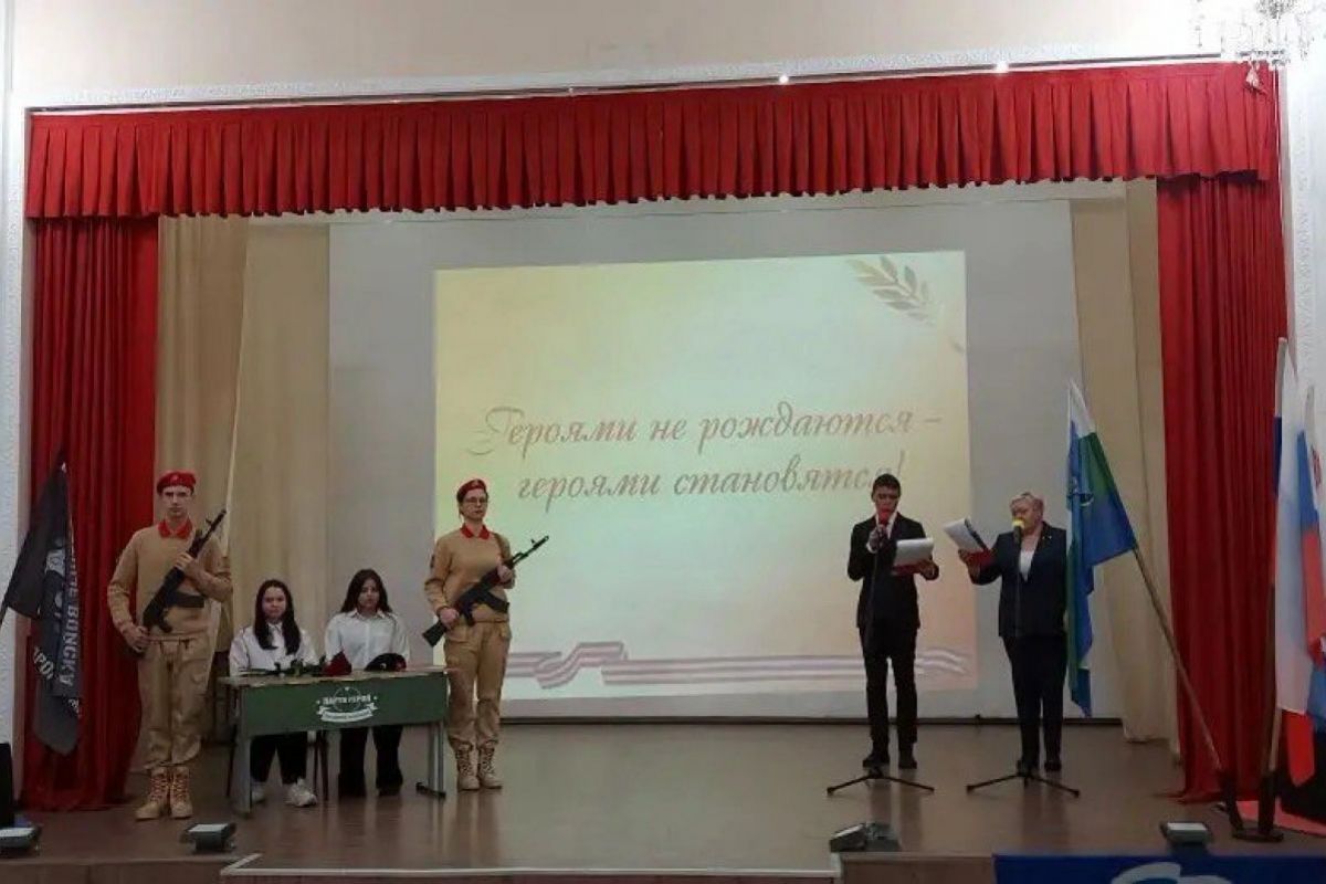 В селе Мильково Камчатского края «Единая Россия» установила Парту Героя в честь погибшего на СВО бойца