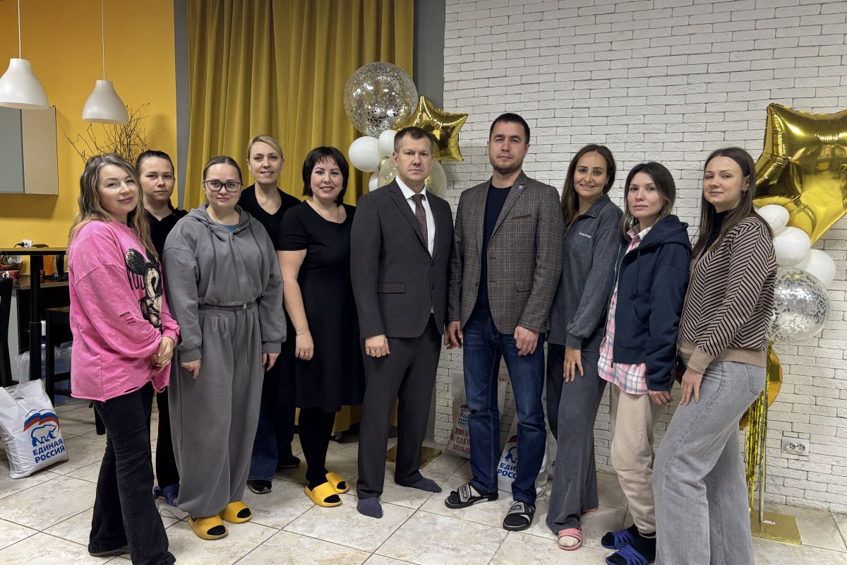 Партийцы поздравили приемных мам с праздником