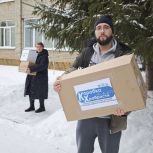 «Единая Россия» в Саянске передала подарки из «Коробки храбрости» маленьким пациентам городской больницы