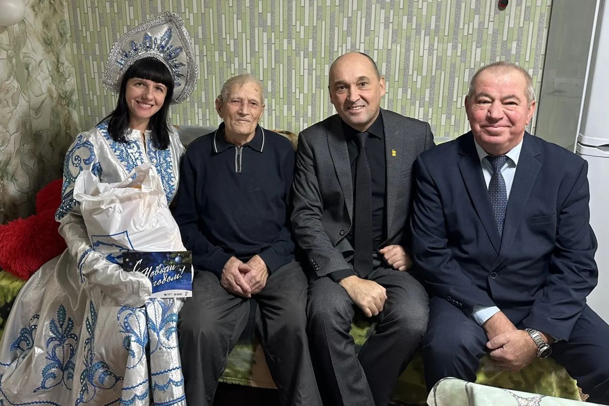 В Тацинском районе «Единая Россия» провела акцию «С Новым годом ветеран!»