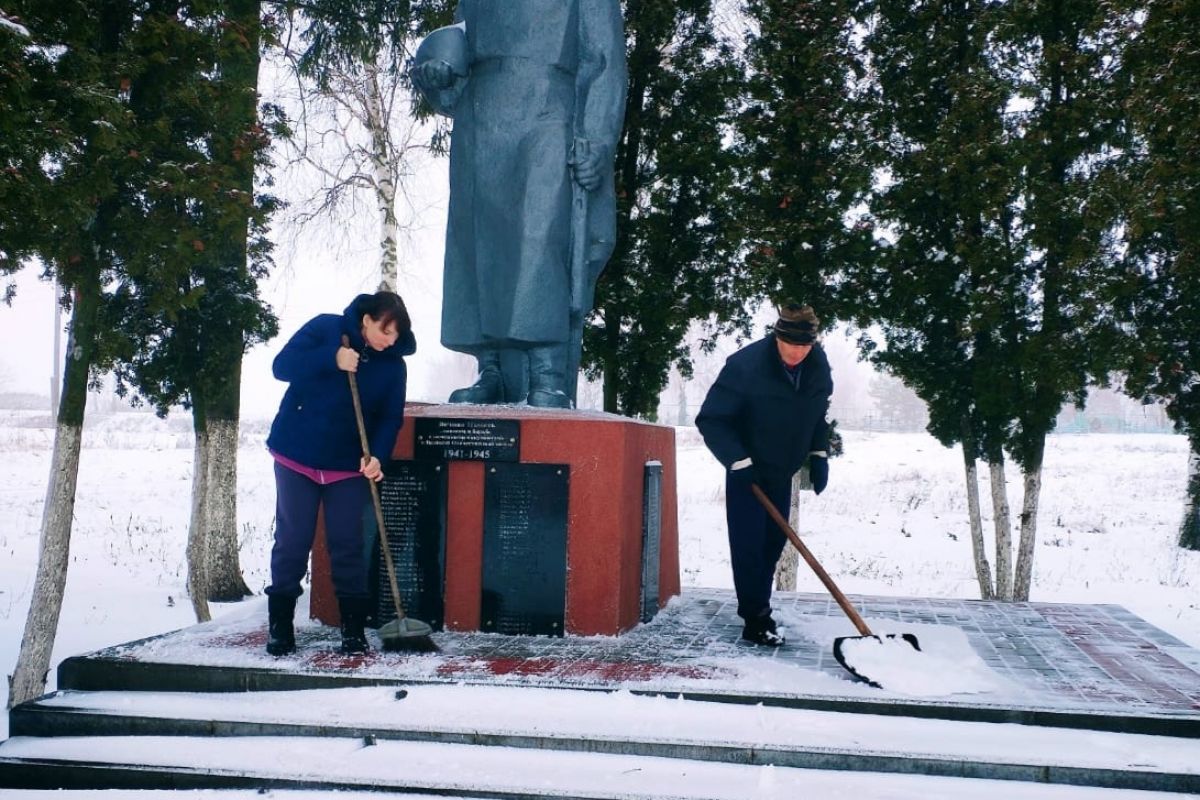 В Рассказовском округе активисты «Единой России» вышли на уборку снега на территории памятников воинам-землякам