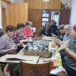 В рамках акции «Декада добрых дел» в селе Травники прошёл мастер-класс по изготовлению окопных свечей для участников СВО