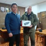 Басанг Манджиев передал тепловизорный прицел бойцу с позывным «Калмык»