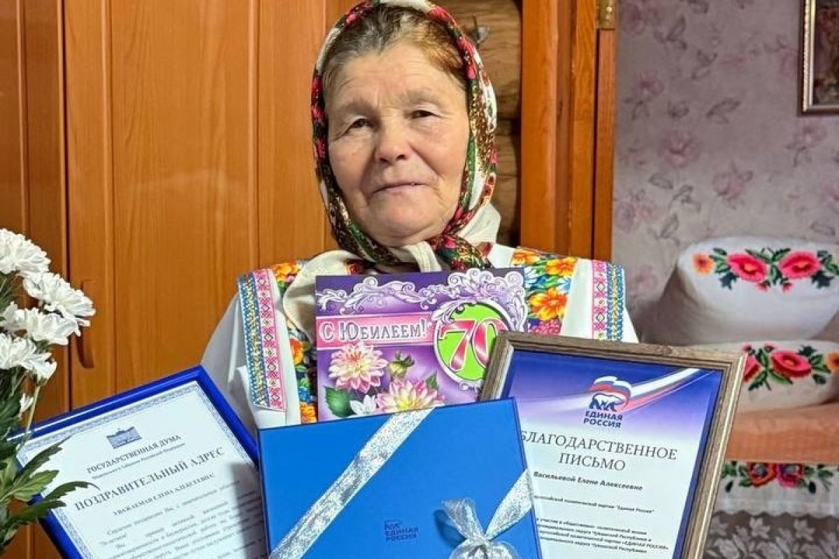 Алла Салаева поздравила ветерана «Единой России» с 70-летием