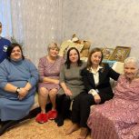 Партийцы поздравили с юбилеем старожил Пыть-Яха