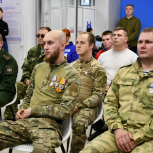Владимир Сериков поздравил военных волонтеров и молодогвардейцев с праздником
