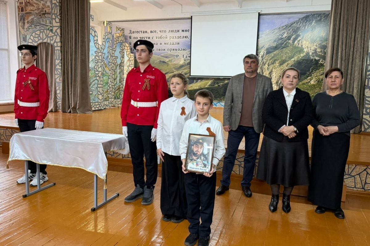 В Махачкале «Единая Россия» установила Парту Героя в память о бойце СВО