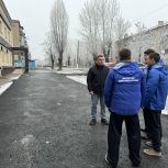 По народной программе «Единой России» в Антраците продолжается ремонт тротуаров