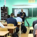 При поддержке «Единой России» ветеран боевых действий провёл в омской школе урок мужества