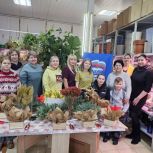 «Единая Россия» организовала в Салехарде цветочный мастер-класс для матерей и жён военнослужащих