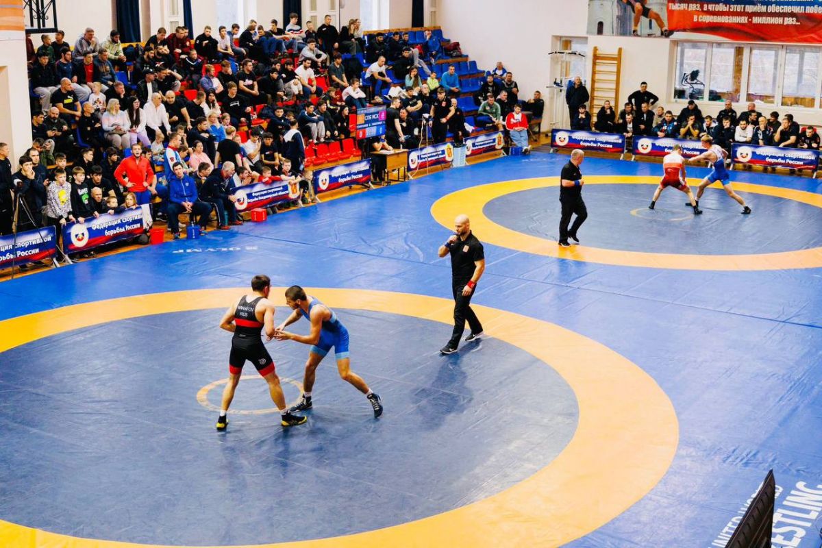 Турнир по спортивной борьбе собрал сотни сильнейших спортсменов России