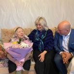 Депутат Госдумы Елена Цунаева поздравила участника Великой Отечественной войны