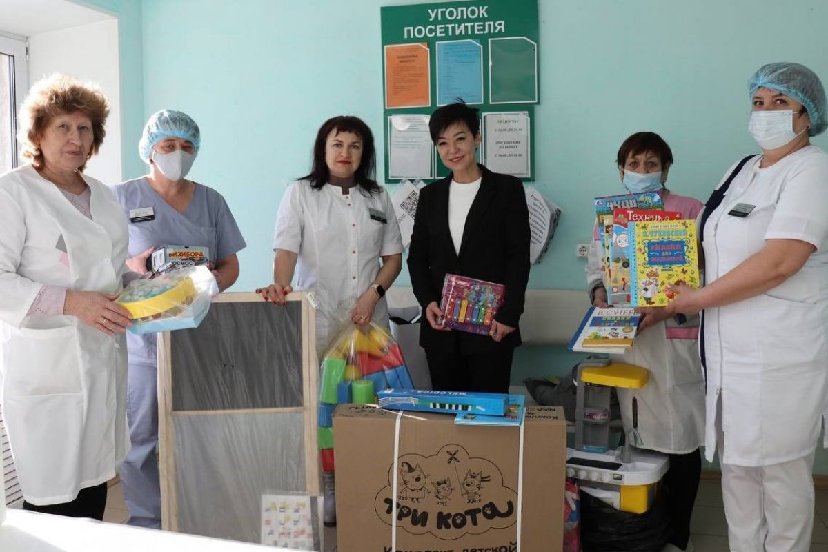 В детскую больницу Черниговки привезли подарки, игры и мебель к Новому году