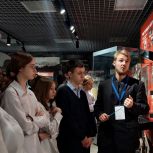 «Единая Россия» организовала экскурсию в музей «Арсенал» для воронежских школьников