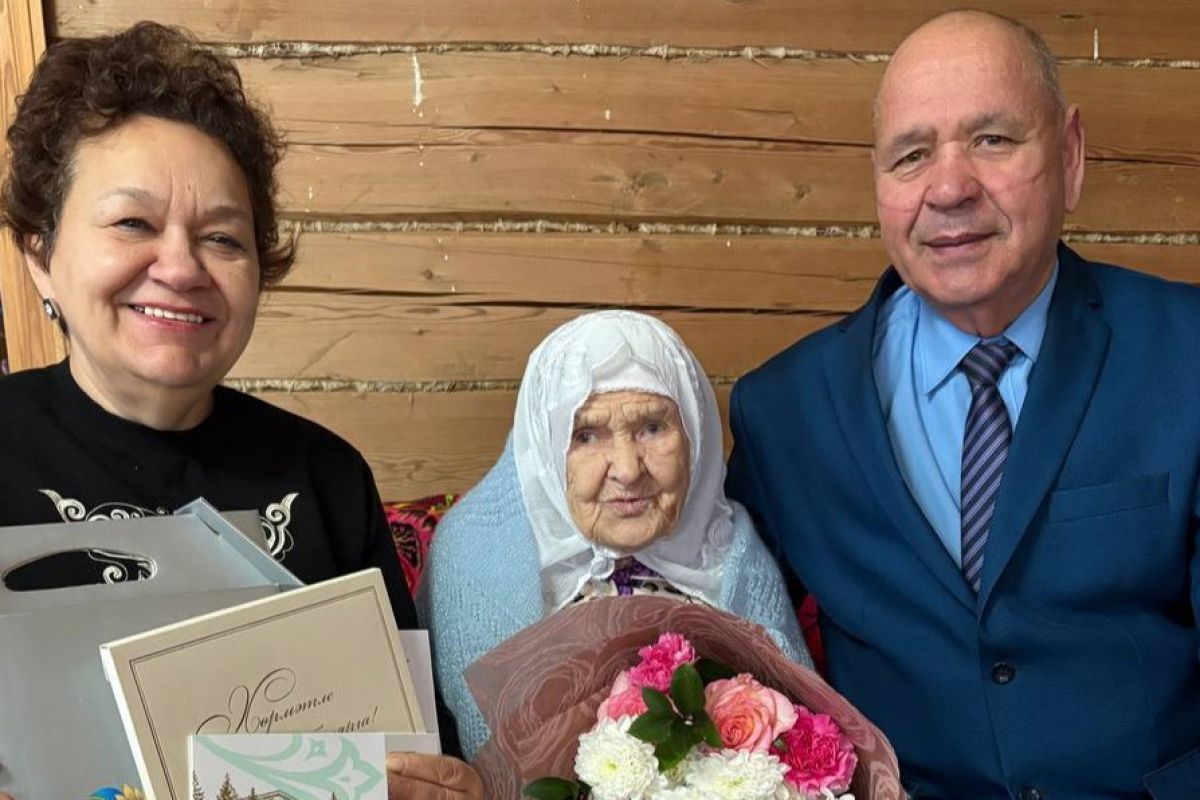 Партийцы Высокогорского района поздравили землячку со 100-летием