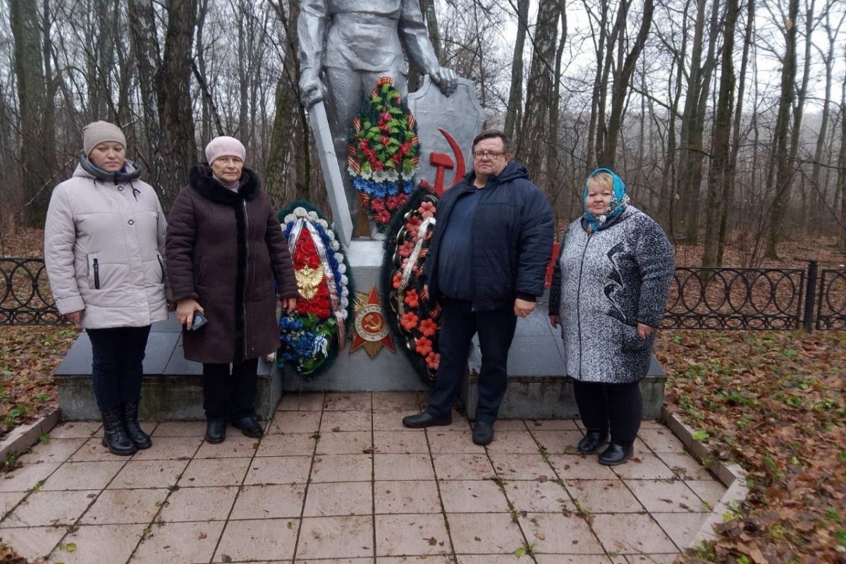 Единороссы почтили память безымянных воинов