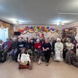 Новогоднее тепло для Макарова: Наталья Захарчук поздравила старшее поколение и исполнила детскую мечту