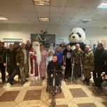 Сторонники «Единой России» Колпинского района поздравили с наступающим Новым годом военнослужащих, находящихся на лечении в пушкинском госпитале