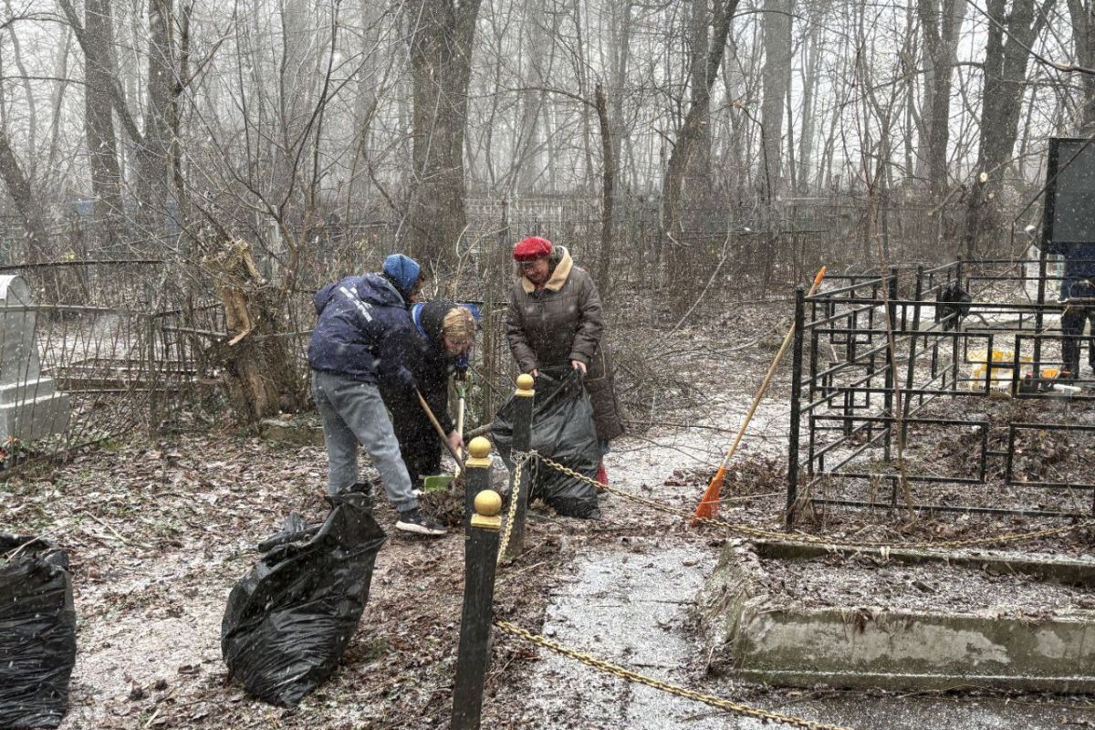 Партийцы убрали территорию Херсонского кладбища
