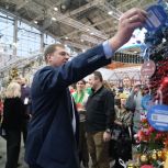 В Запорожской области секретарь регионального отделения партии «Единая Россия» снял шар с «Ёлки желаний» для исполнения детских мечтаний
