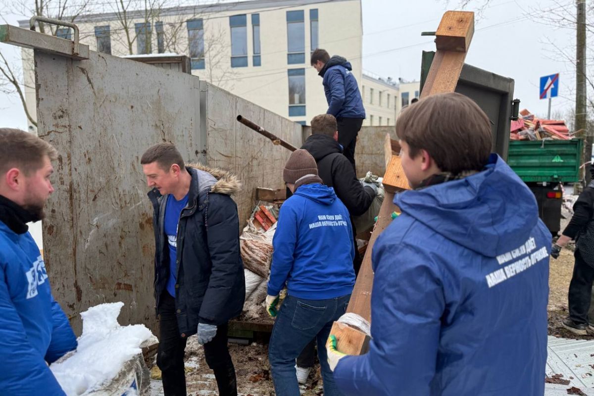 В рамках проекта «Единой России» «Историческая память» в Красном селе прошёл субботник на территории Храма святого благоверного князя Александра Невского