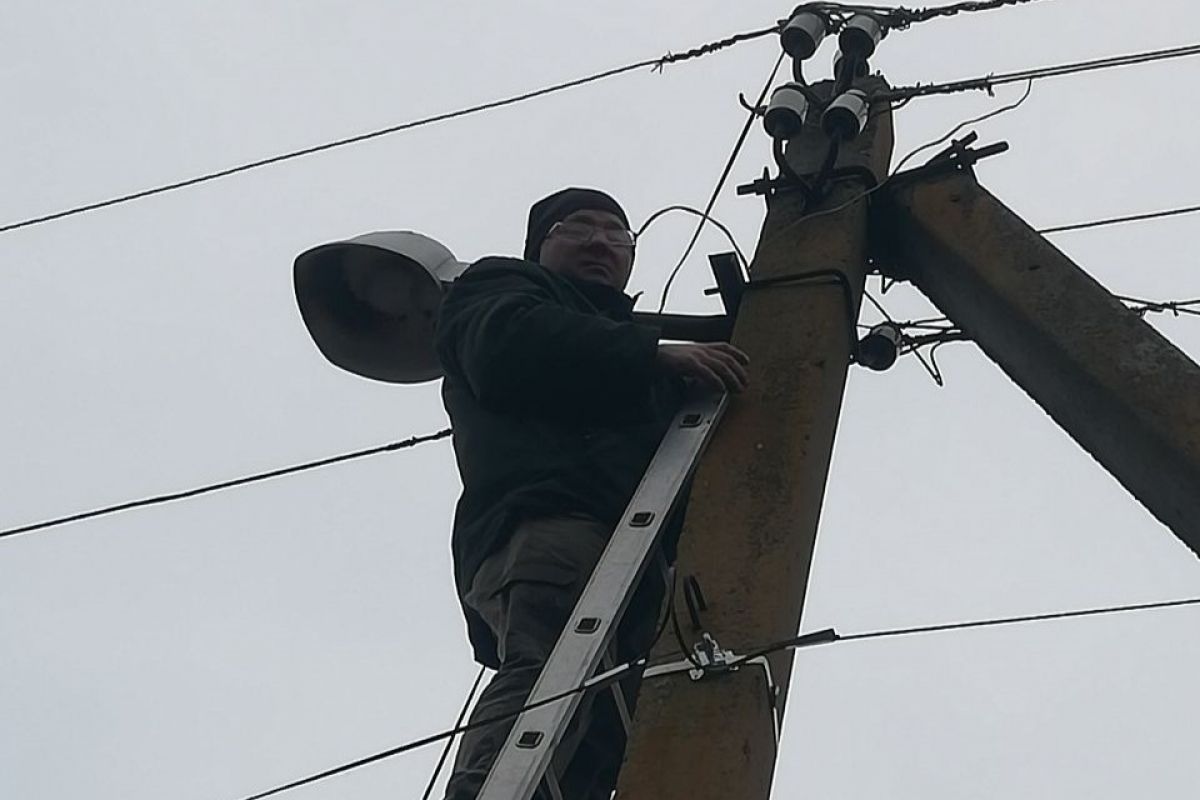 В Чертковском районе по народной программе «Единой России» и наказам избирателей монтируют уличное освещение