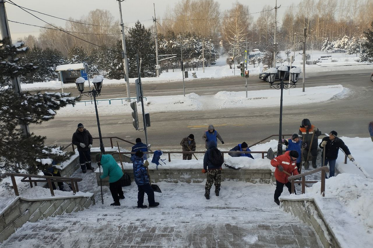 В Осинниках единороссы вышли на субботник