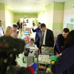 Андрей Кропоткин передал игрушки в Детскую областную больницу