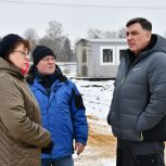 Партийный десант Сасовского округа оценил ход строительства открытого стадиона в парке «40 лет ВЛКСМ»