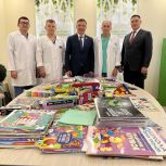 Николай Николаев передал подарки «Коробки храбрости» маленьким пациентам Детской республиканской больницы