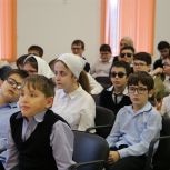 Партийцы «Единой России» навестили воспитанников школы-интерната для слепых и слабовидящих в Грозном