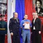 Единороссы вручили награды и памятные подарки участникам СВО и их близким