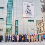 «Единая Россия» открыла баннер с портретом бойца СВО на здании колледжа в Тюмени