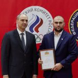 Денис Паслер наградил самбистов – чемпионов 2025 года