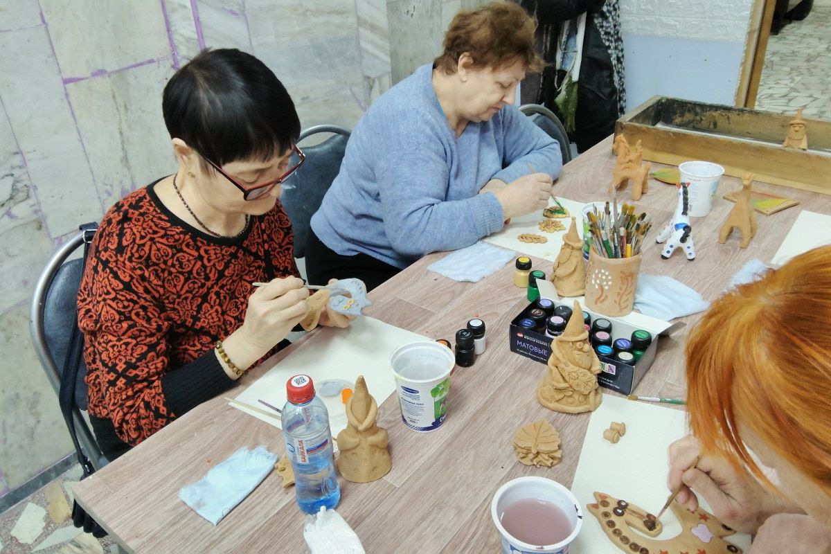 При поддержке «Единой России» в Иркутске для пожилых людей организовали мастер-класс по гончарному мастерству