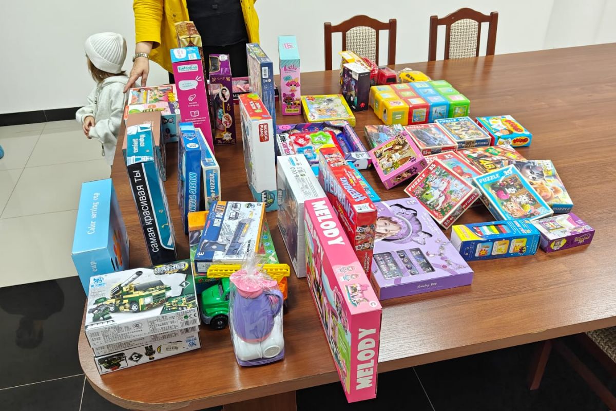 Партийцы посетили благотворительный фонд «Клуб добрых людей» и передали игрушки для детей с ОВЗ в рамках акции «Коробка храбрости»