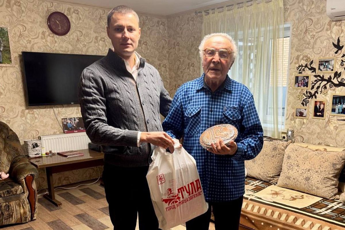 Андрей Тихонов вручив подарки ветеранам